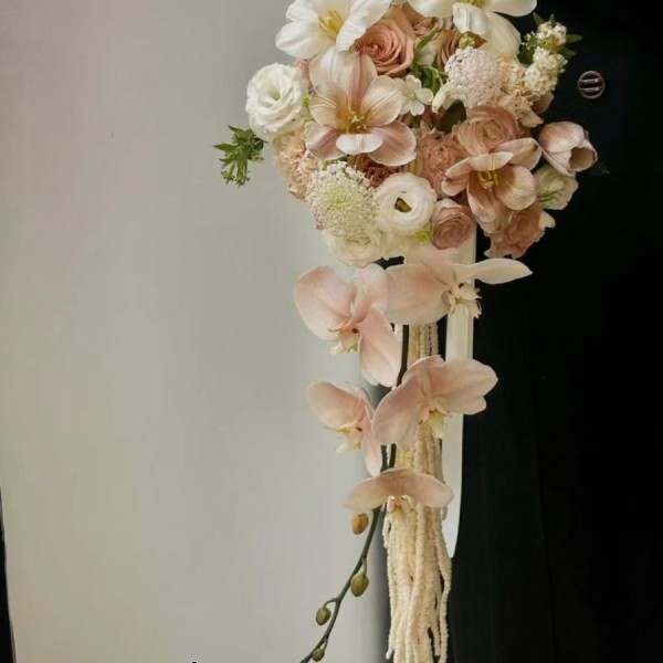Bó Hoa Cưới Thác Đổ Sang Trọng: Trắng, Pastel & Hoa Rũ