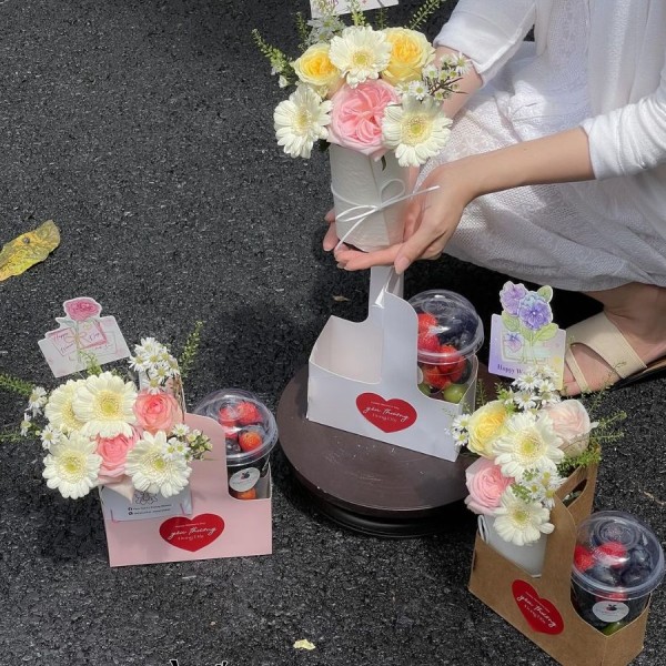 Mua hoa tươi kết hợp quà tặng ý nghĩa cho người thân